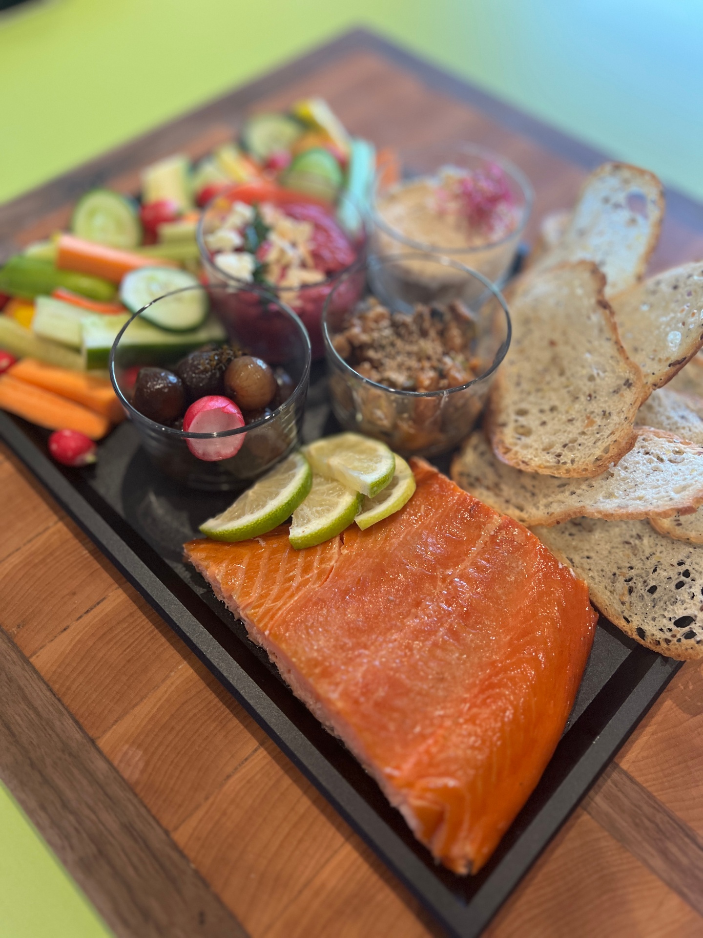 Plateau apéritif au saumon fumé chaud et crudités