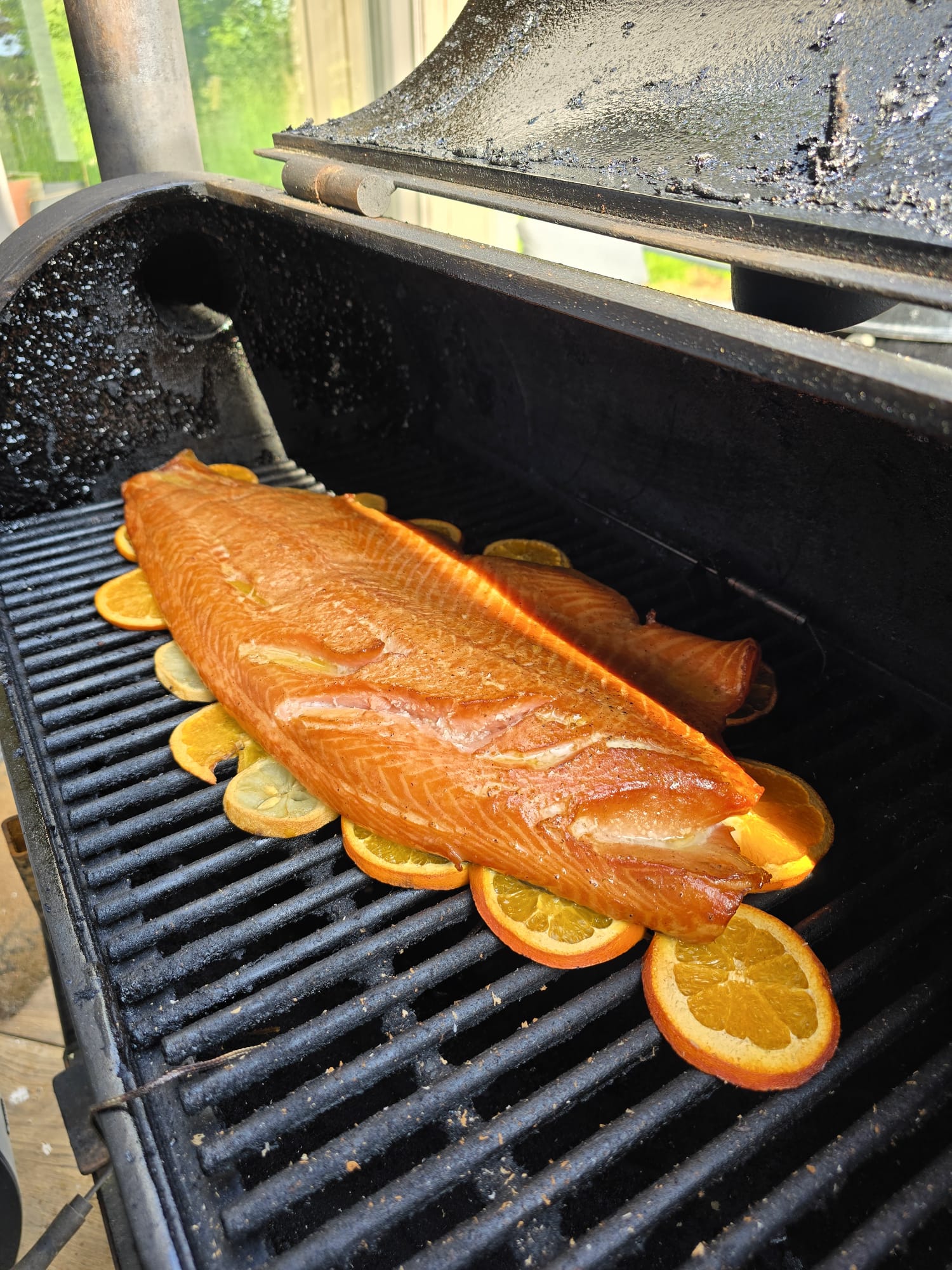 Saumon fumé au barbecue avec oranges